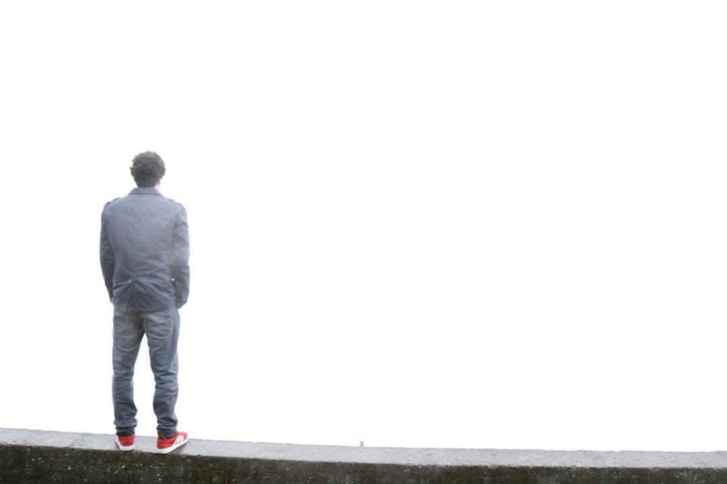 Luan Magustero observando o horizonte